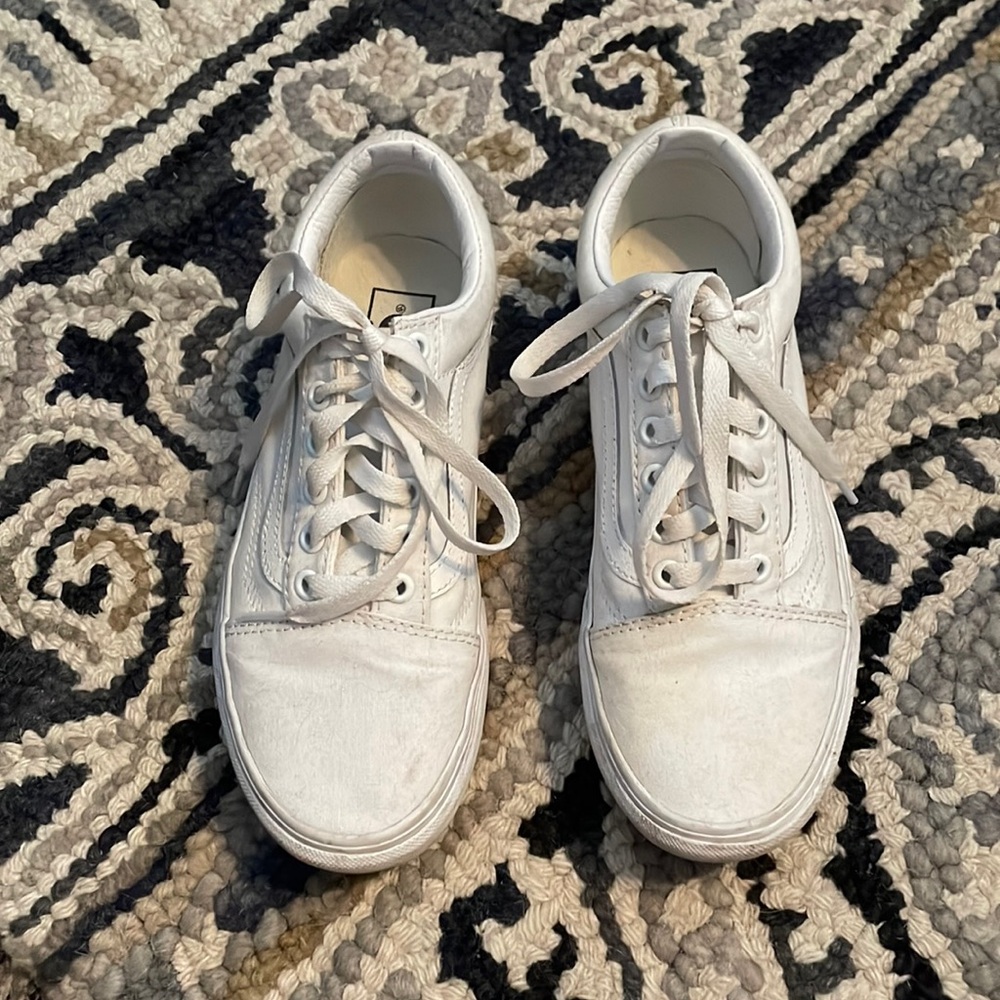 Vans white sneakers! 🤍🖤